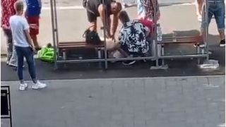 VIDEO | Un bărbat s-a prăbușit la pământ și a decedat într-o stație de autobuz, sub privirile îngrozite ale trecătorilor