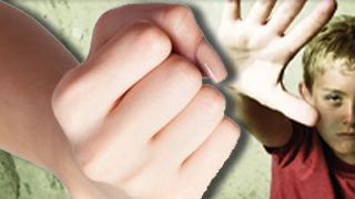 VIDEO | Adolescent de 13 ani din Prahova, bătut până la leșin de mama și fratele unui copil de 8 ani