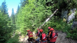 O femeie de 70 de ani a murit în timp ce era în drumeție pe munte