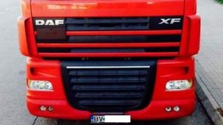 bărbat strivit de două tiruri