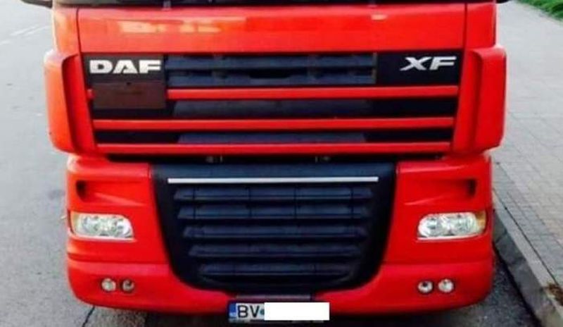 bărbat strivit de două tiruri