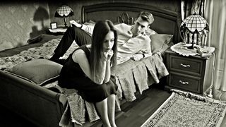 O femeie și-a bătut soțul în fața barului. Polițiștii au deschis dosar penal