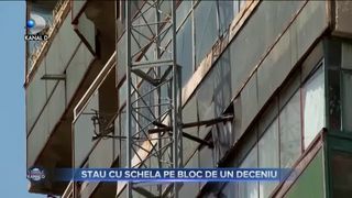 Stau cu schela pe bloc de un deceniu
