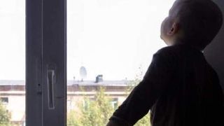 Un minor, de trei ani, a căzut în gol de la etaj. Băiatul stătea în bucătărie cu familia