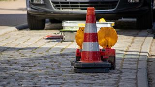 Moarte șocantă pentru un bărbat din Dolj. S-a răsturnat cu tractorul într-un canal