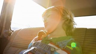 Băiat de nouă ani, găsit fără suflare într-o mașină parcată în curtea vecinilor