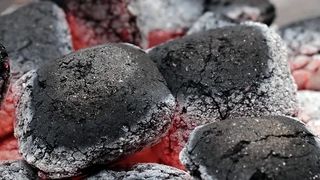 VIDEO| Copil ars pe grătarul încins. Incident șocant în vacanță