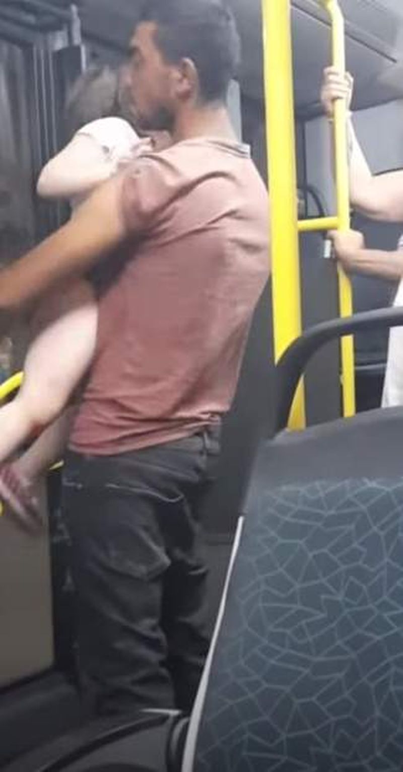 copilă luată cu forța într-un autobuz din brăila