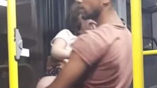 VIDEO| Panică mare &icirc;n autobuz. O copilă se zbătea &icirc;n brațele unui bărbat și nimeni nu a intervenit