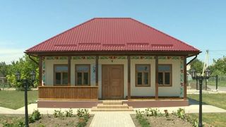 Cum arată casa &icirc;n care s-a născut și a copilărit Adrian Paunescu. Locuința din Copaceni a fost renovata și deschisă publicului