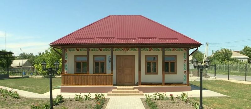 Cum arată casa în care s-a născut și a copilărit Adrian Paunescu. Locuința din Copaceni a fost renovata și deschisă publicului