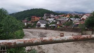 Inundații în Sinaia. Un pârâu a ieșit din matcă