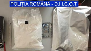 Un ieșean a fost prins &icirc;n București &icirc;n timp ce ridica un pachet cu două kilograme de substanţe psihoactive