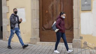 Un nou-născut de o lună a decedat în Spania. Mama lui este acum după gratii