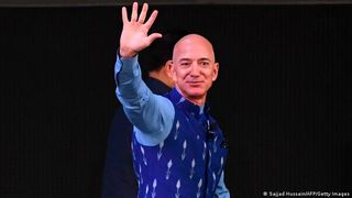 Peste 165.000 de oameni &icirc;i cer lui Jeff Bezos să răm&acirc;nă &icirc;n spațiu