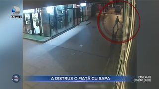 A distrus o piață cu sapa