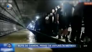 Sute de oameni, prinși de viitură &icirc;n metrou
