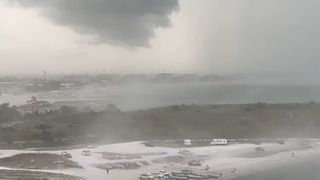 Furtună puternică pe litoral. Rafale de v&acirc;nt de p&acirc;nă la 80 de kilometri la oră şi ploaie torenţială