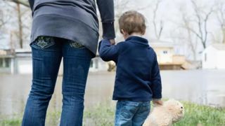 VIDEO | Caz revoltător &icirc;n Galaţi: Şi-a abandonat copilul &icirc;n stradă