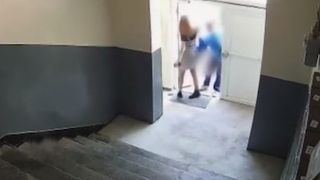 O t&acirc;nără a fost urmărită &icirc;n scara unui bloc de un bărbat bolnav, căutat de Poliţie