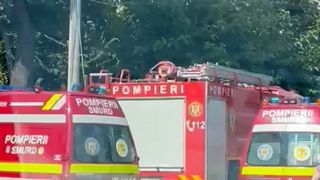 FOTO- Mașină de poliție răsturnată în București. Aceasta transporta 2 bărbați încătușați