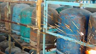 VIDEO | Adolescent mutilat în explozia din curte