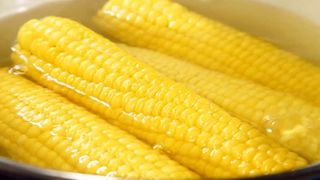 Cât timp se fierbe porumbul pentru un gust delicios ca în copilărie?