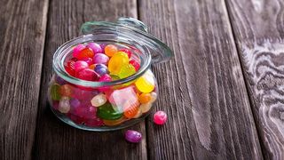 Un băiat, de un an, a murit după ce s-a înecat cu o bomboană. Familia a luat la bătaie echipajul SMURD