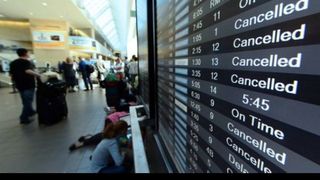 VIDEO | Coşmar pe aeroport: Avion întârziat aproape 14 ore