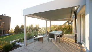 Ce material să alegi pentru copertină terasă