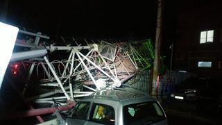 O antenă GSM de mari dimensiuni a căzut peste două case din București, din cauza furtunii