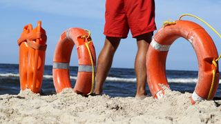 VIDEO | Scene șocante s-au derulat pe plaja din Eforie Nord, unde 2 salvamari au fost snopiți în bătaie de mai mulți turiști suparăți