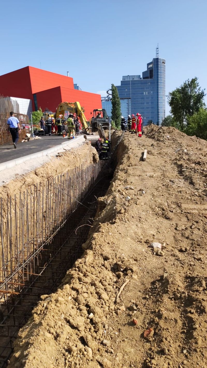 Accident grav în Capitală. Mai mulți muncitori au fost prinşi sub un mal de pământ pe un şantier