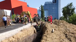 Accident grav în Capitală. Mai mulți muncitori au fost prinşi sub un mal de pământ pe un şantier