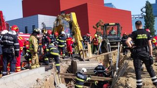 Accident grav în Capitală. Mai mulți muncitori au fost prinşi sub un mal de pământ pe un şantier