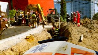 VIDEO | Mai mulți muncitori au fost prinşi sub un mal de pământ pe un şantier. Unul dintre ei a fost găsit decedat