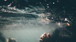 VIDEO | Un copil de 8 ani a murit înecat în piscină, în fața părinților