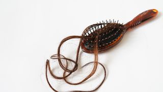 Interpretare vise: Ce înseamnă când visezi că îţi cade părul?