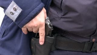 Un român întors din Franța a amenințat cu pistolul clienții unui bar din Dolj