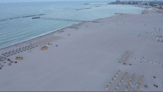 VIDEO | E război la Mamaia &icirc;ntre administratorii de plajă și angajații de la Apele Rom&acirc;ne! Cei care refuză să mute șezlongurile așezate l&acirc;ngă apă riscă amenzi usturătoare