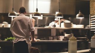 De ce sunt importante uniformele şi tunicile de bucătari şi ospătari