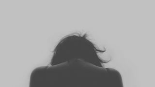 Un bărbat a fost reținut, după ce a &icirc;ncercat să &icirc;și recucerească fosta iubită folosindu-se de un pistol, cătușe și o perucă