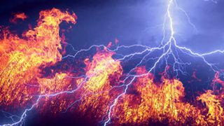 VIDEO | Incendiu de vegetație lângă București, izbucnit după o furtună cu fulgere