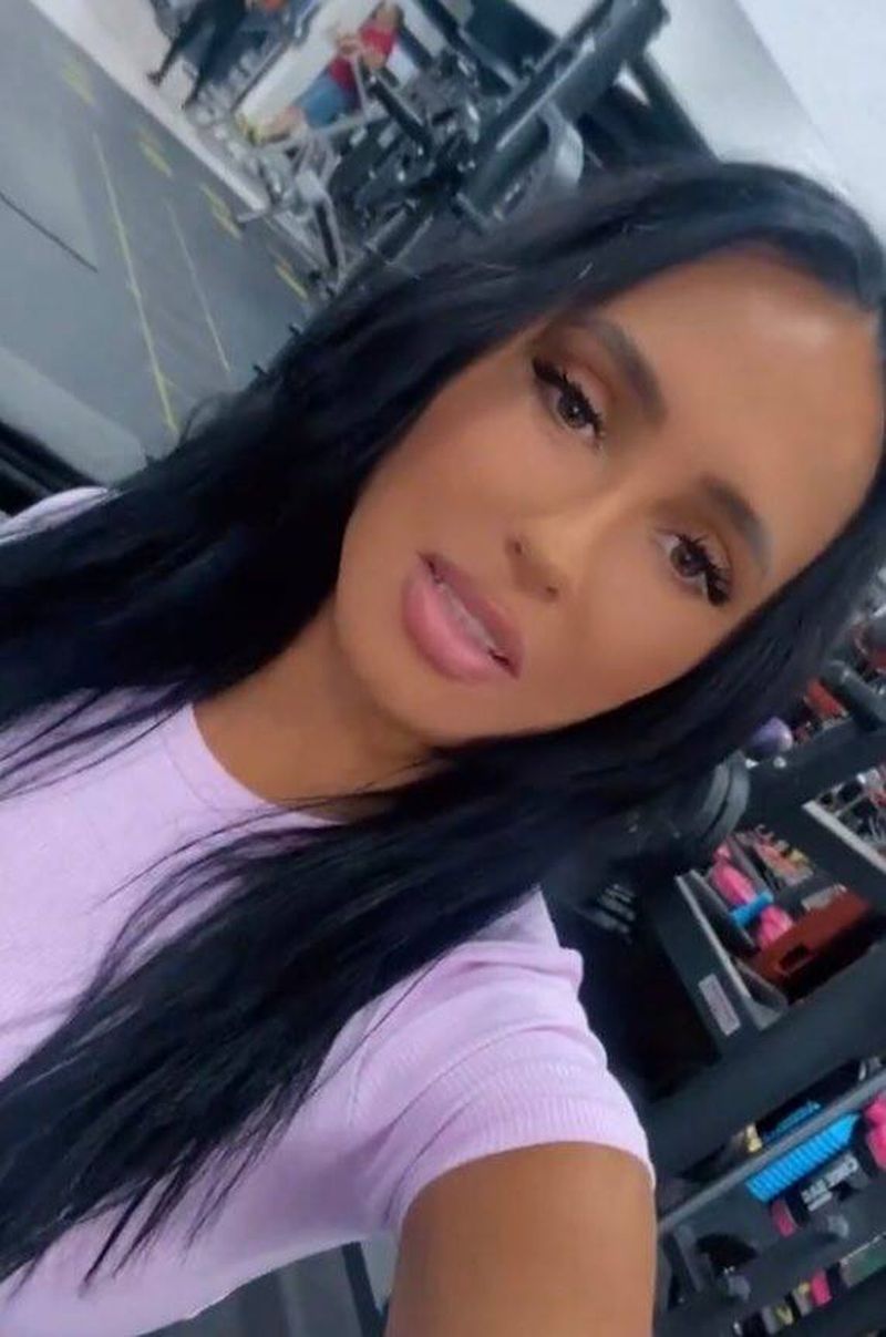 Ella Solzariu vrea să arate mai bine ca niciodată. Fosta concurentă a emisiunii de la Kanal D s-a apucat de sală. Ea ține dietă și face exerciții fizice la îndrumarea unui instructor fitness. „Unde credeți că sunt? Încă o zi de teroare pentru mine. Pentru