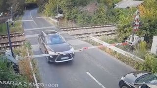 VIDEO | Un șofer a fost filmat în timp ce rupea barierele lăsate, la o trecere la nivel cu calea ferată. Reprezentanții CFR au reacționat