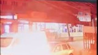 VIDEO | Imagini revoltătoare: momentul în care un individ necunoscut dă foc unui bolid de lux