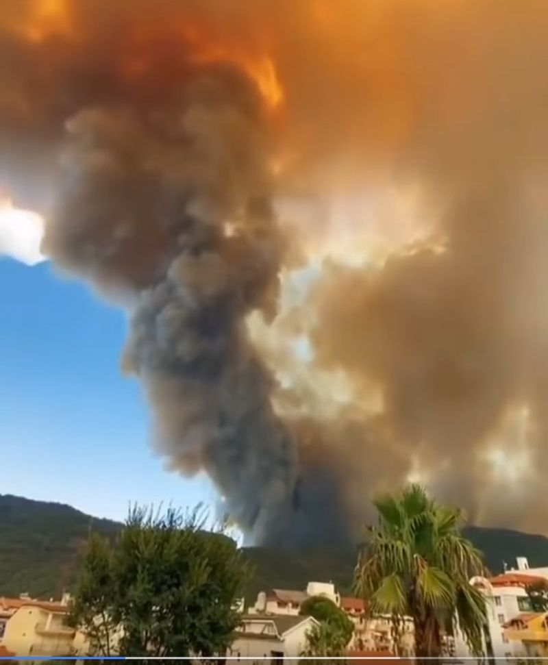 Incendiile puternice din Turcia continuă să facă ravagii, 13 focare fiind scăpate de sub control - VIDEO