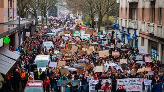 Mii de oameni protestează împotriva permisului sanitar și a obligativității vaccinării în Franța