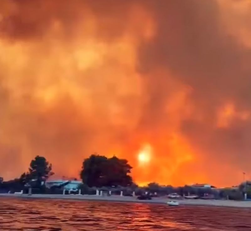 Imagini apocaliptice din Grecia. Incendiile devastatoare continuă cu 55 de focare active