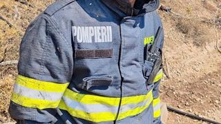 Imagini cu pompierii români care au ajutat la stingerea incendiilor violente din Grecia